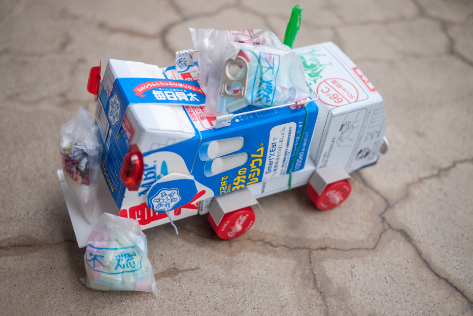牛乳パックの「ゴミ収集車」
